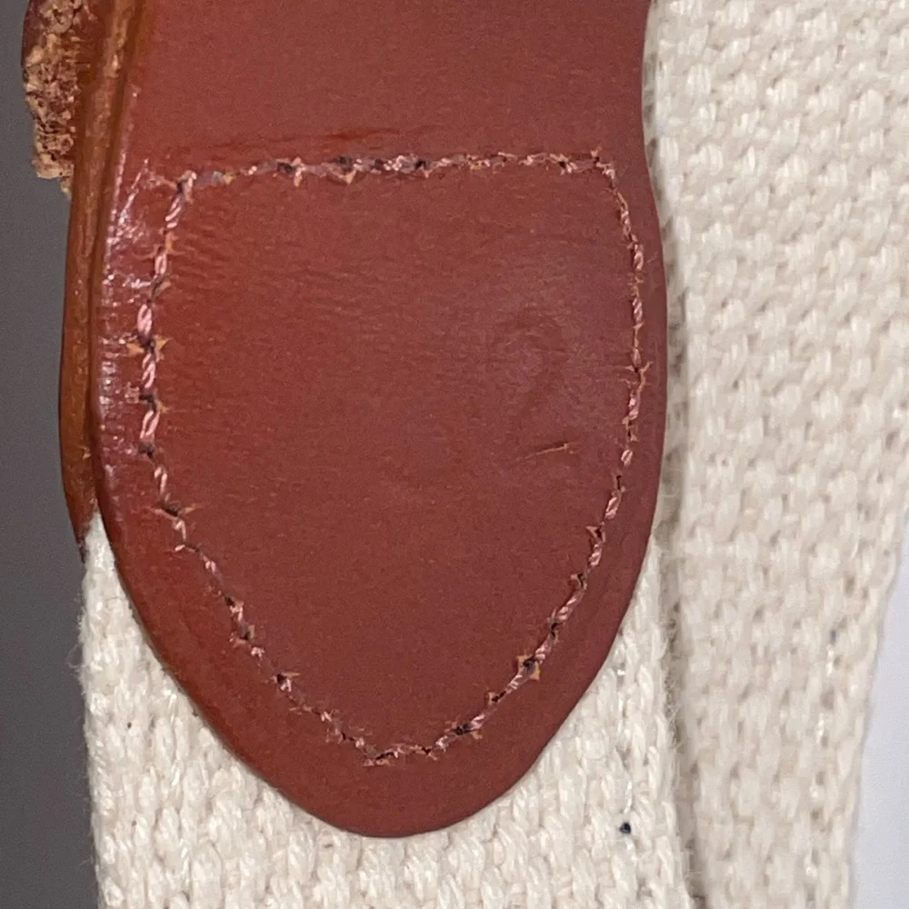 Lacrosse men’s Size 32 ribbon, canvas and leather belt. Brass colored buckle.‎